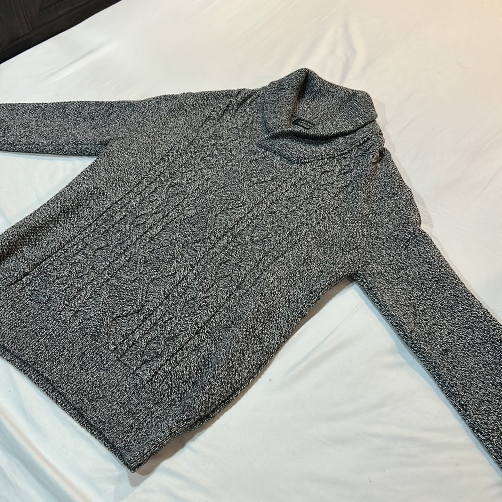 4 sweaters in bundle - Picture 3 of 13